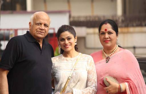 Shamita Shetty along with her parents