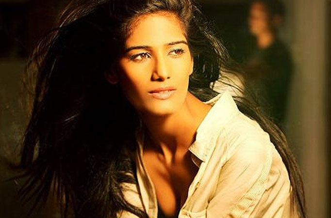 OMG: Poonam Pandey planning mauka mauka 22 yard 'strip' for India