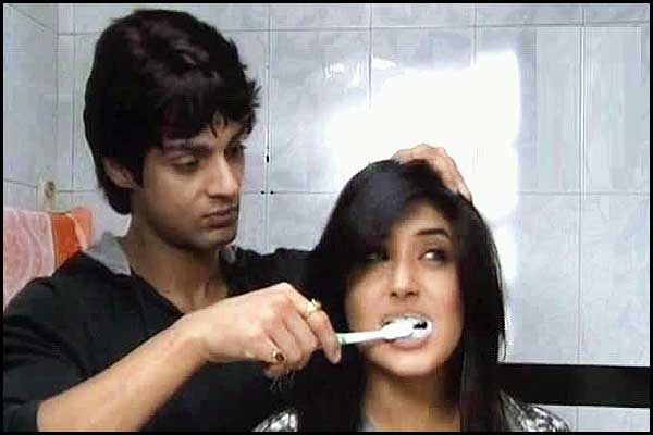 Kya aap close-up karte hain? Karan Wahi and Kritika Kamra