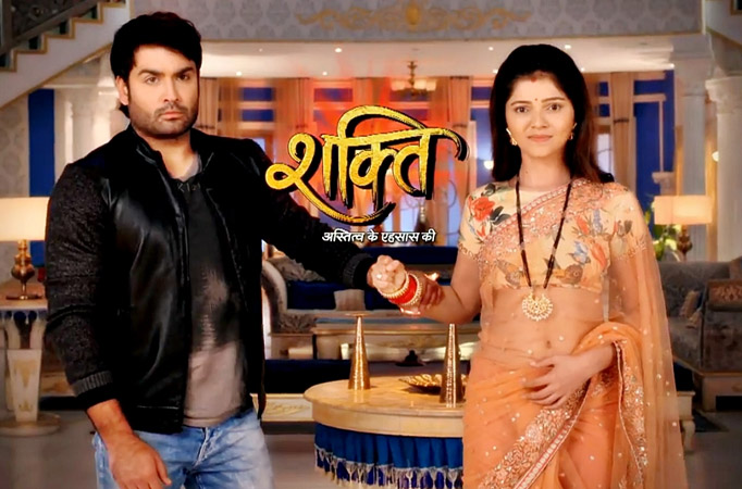 Harman forces Soumya to dress as a kinner and beg on the streets in Shakti