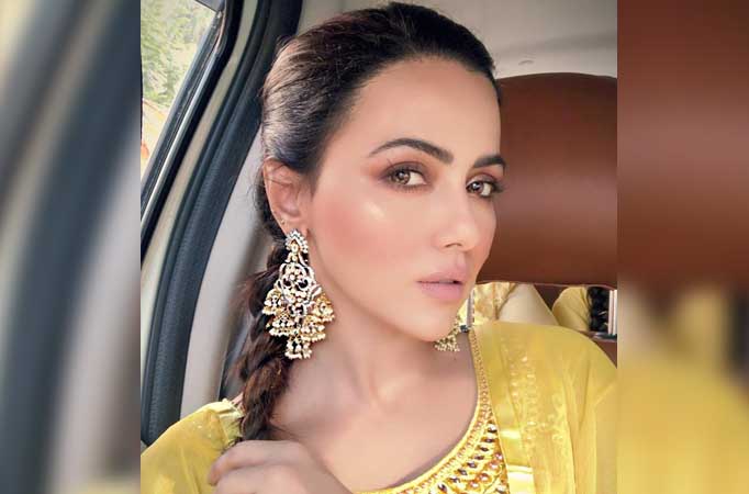 Bollywood Actress Sana Khan reacts to a fan who asked her ...