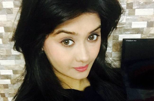 Kanchi Singh’s ‘hatke’ birthday party | DesiMania