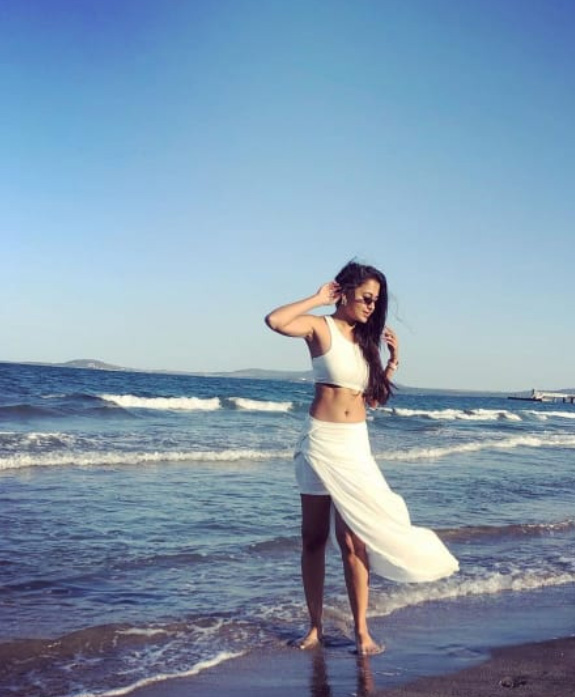 Checkout The Celebrity Approved Swimwear Goals From Hina Khan Pooja