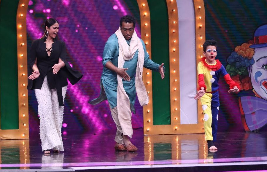 Ajay Devgn, Ileana D Cruz & Sunidhi Chauhan in Super Dancer