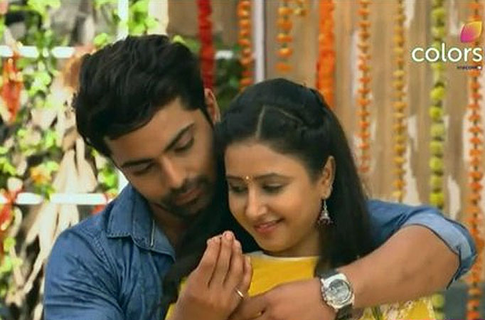 This is how Sana and Shravan 'romance' on screen