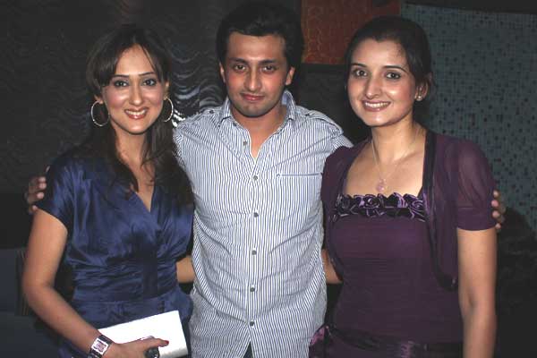 Arm-candies: Yash Pandit with good friends Gunjan and Smriti 