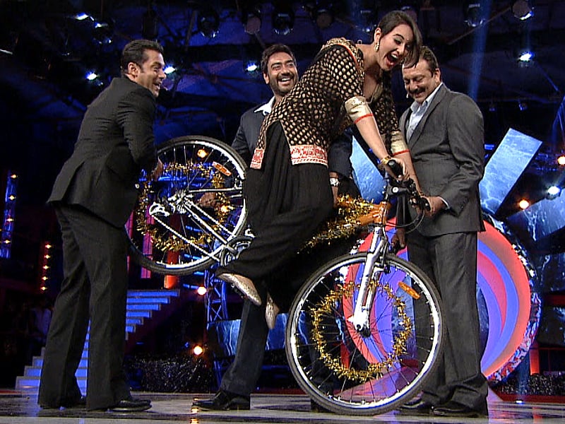 Salman having fun with the SOS cast