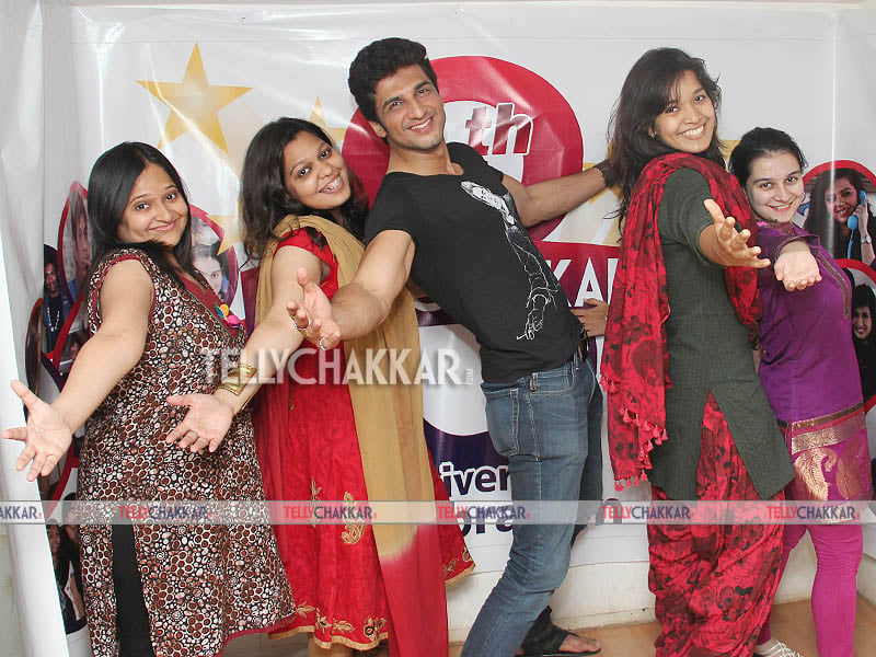 Manish Raisinghani with Tellychakkar gang of girls