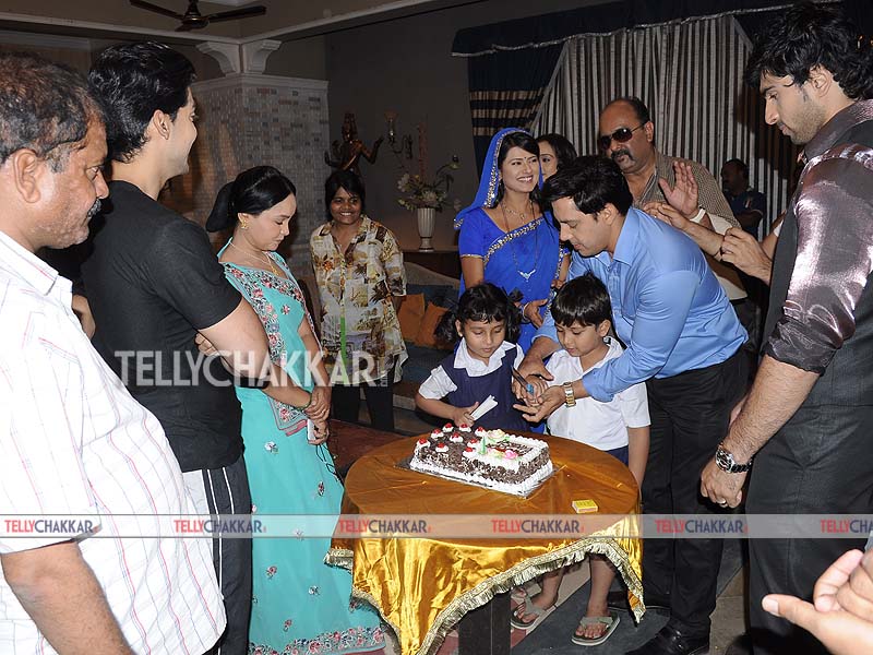 Zee TV's Punar Vivah team celebrating Rakesh Kukreti's birthday on the sets