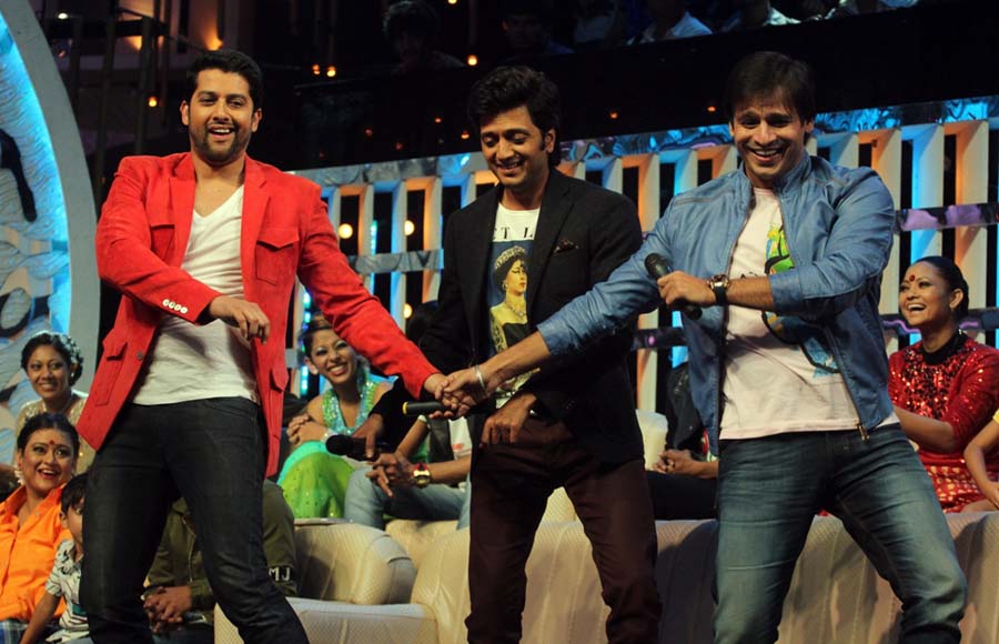 Aftab Shivdasani, Ritesih Deshmukh and Viveik Oberoi have some fun together on the sets of DID Super Moms