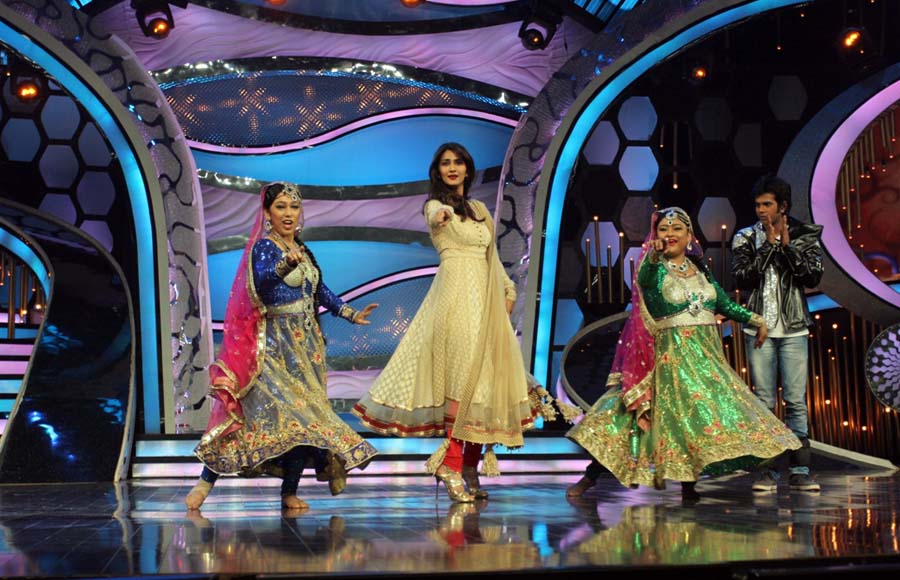 Vaani dances with the contestants on DID Super Moms