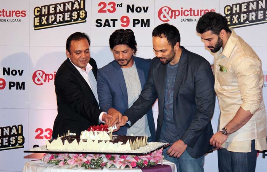 Punit Goenka, Shahrukh Khan, ROhit Shetty and Nikitin Dheer cut the cake