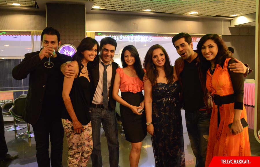 Mazher Sayed, Munisha Khatwani, Gunjan Utreja and Mouli Ganguly with friends