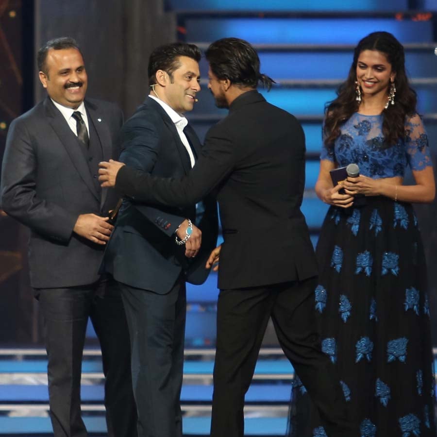 Shah Rukh and Salman hug again