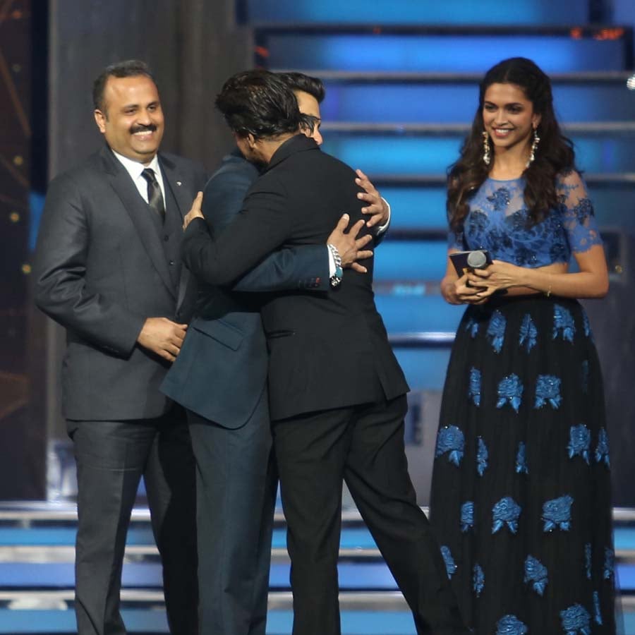 Shah Rukh and Salman hug again