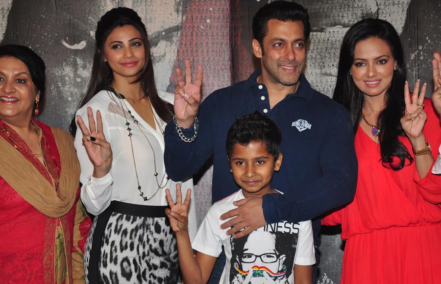 Nadira Babbar,Daisy Shah,Salman Khan,Naman Jain (Child),Sana Khan