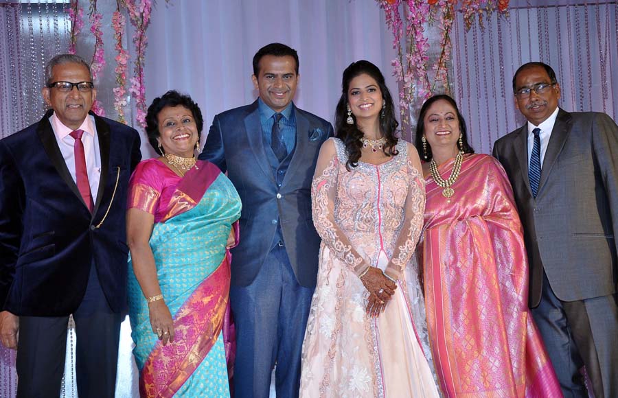  Siddharth Kannan & Neha Agrawal with their parents 