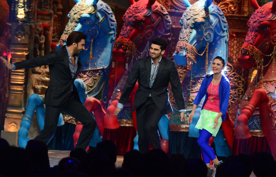 Ranver-Singh-and-Arjun-Kapoor-doing-garba-step