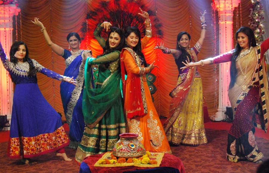 Song and dance sequence in Aur Pyaar Ho Gaya (Zee TV)