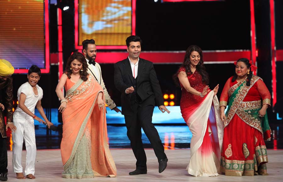 Karan dancing with Juhi and Madhuri