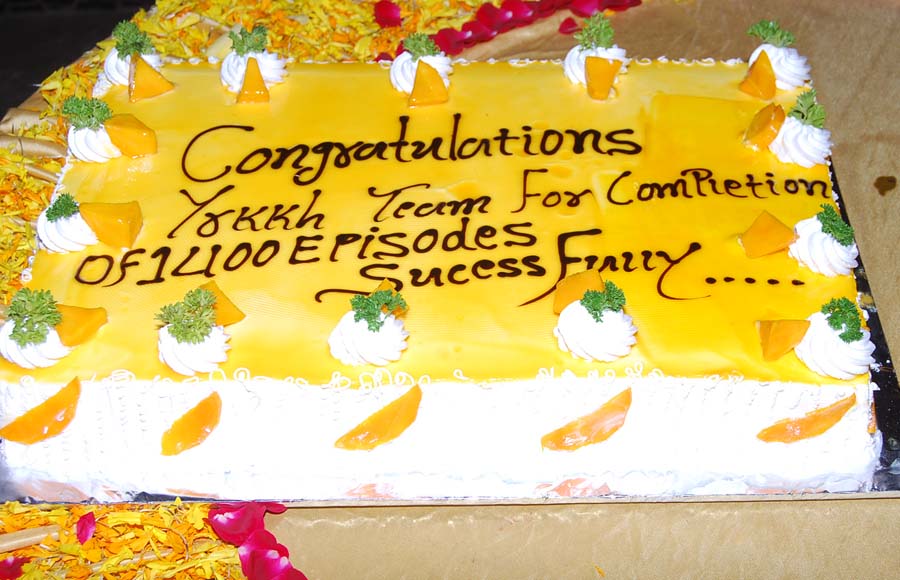 Cake cutting ceremony: Yeh Rishta Kya Kehla Hai completes 1400 episodes