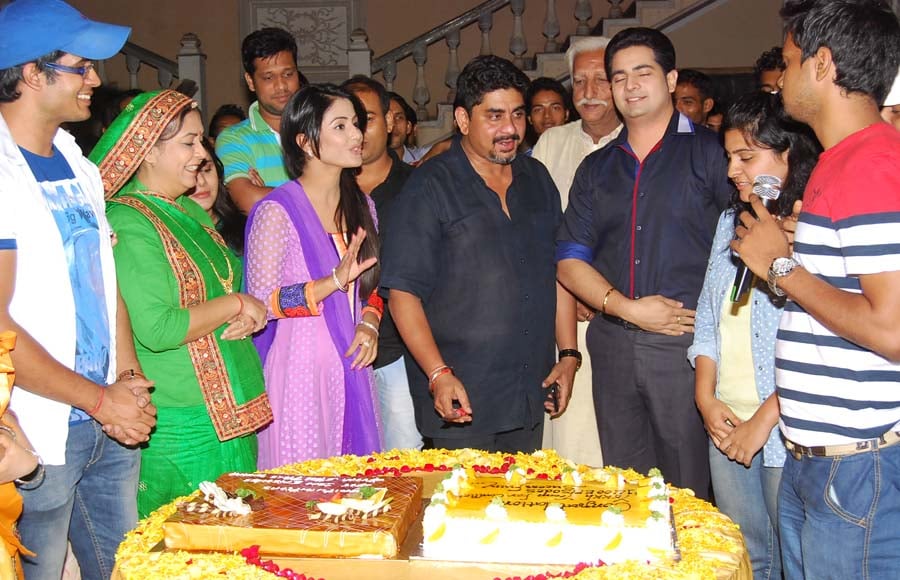 Cake cutting ceremony: Yeh Rishta Kya Kehla Hai completes 1400 episodes