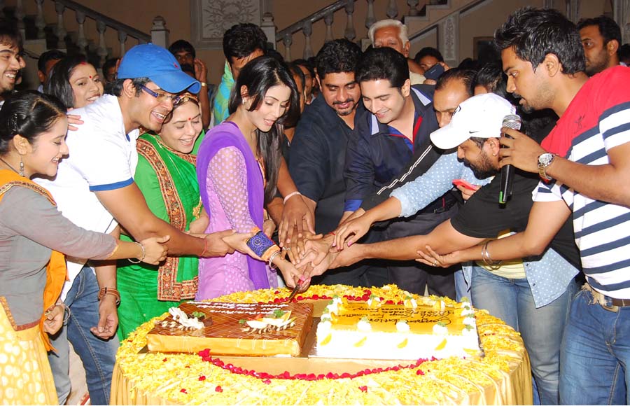 Cake cutting ceremony: Yeh Rishta Kya Kehla Hai completes 1400 episodes