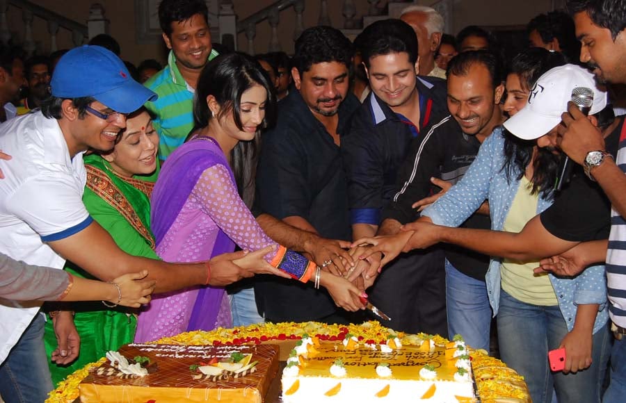 Cake cutting ceremony: Yeh Rishta Kya Kehla Hai completes 1400 episodes