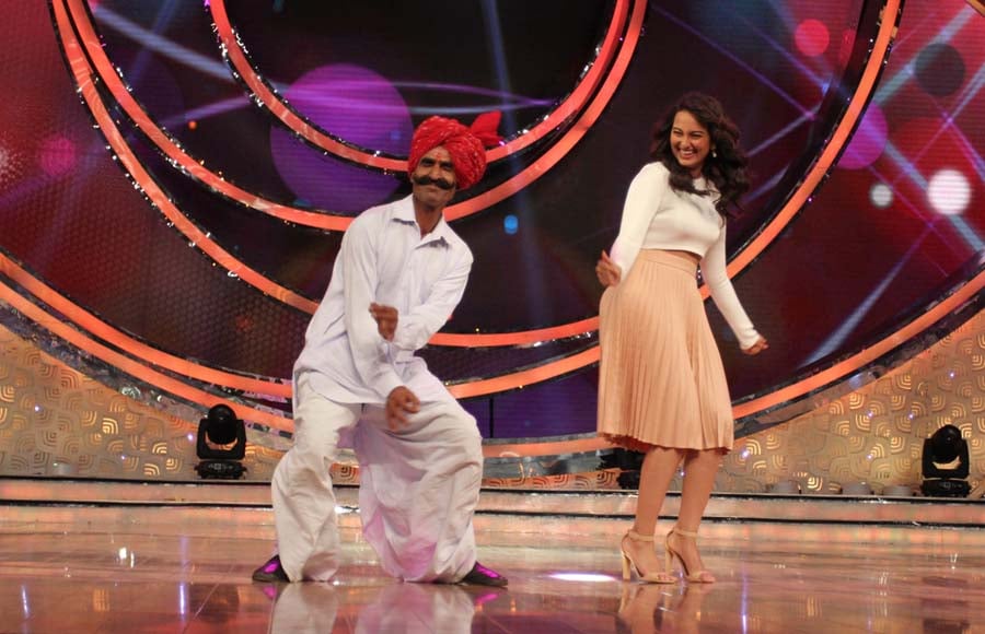 Akshay and Sonakshi on DID Li'l Masters season 3