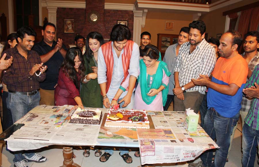 Veera completes 400 episodes: Cake cutting on the sets