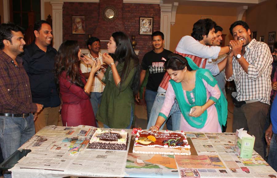 Veera completes 400 episodes: Cake cutting on the sets