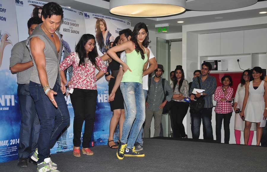 Tiger Shroff and Kriti Sanon teaching dance moves to the fans