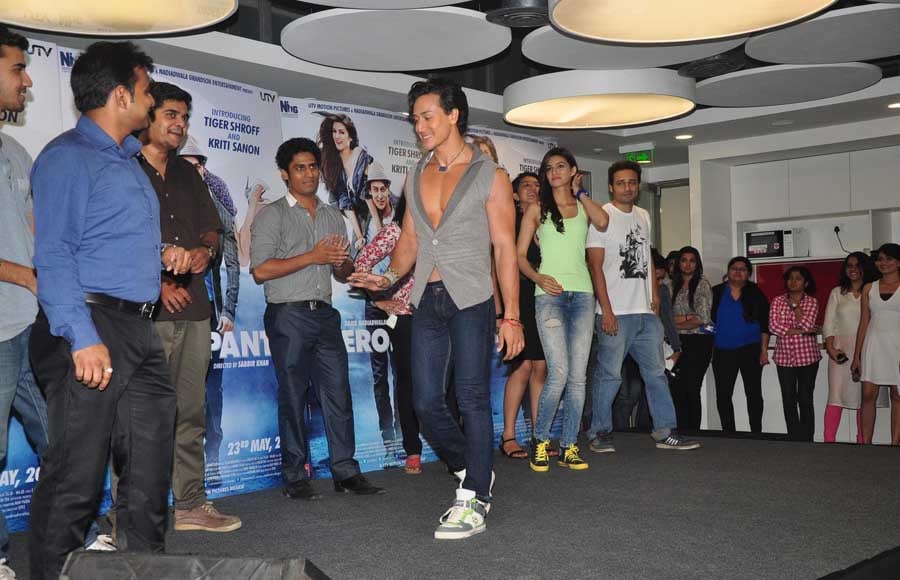 Tiger Shroff and Kriti Sanon teaching dance moves to the fans