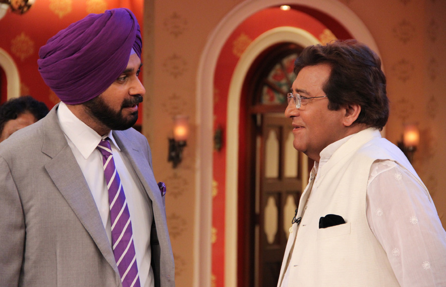 Navjot Singh Sidhhu in conversation with Vinod Khanna on the sets of Comedy Nights With Kapil