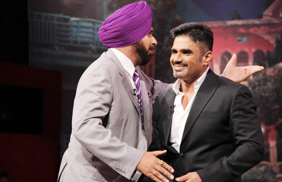 Navjot Singh Sidhhu welcomes Sunil Shetty on the sets of Comedy Nights With Kapil