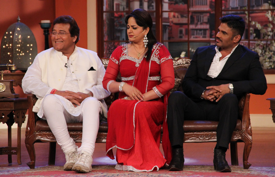  Sunil Shetty and Vinod Khanna with Bua aka Upasana Singh on the sets of Comedy Nights With Kapil