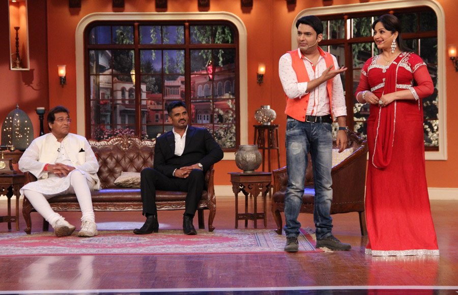  Sunil Shetty and Vinod Khanna with Bua aka Upasana Singh on the sets of Comedy Nights With Kapil