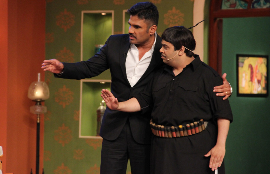 Sunil Shetty and Vinod Khanna with Kiku as Lachha and Kapil Sharma on the sets of Comedy Nights With Kapil