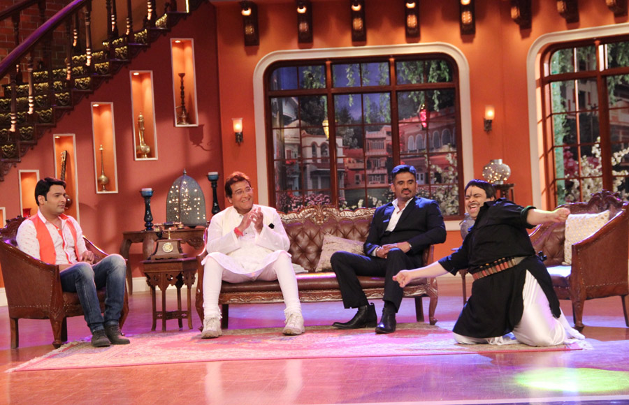 Sunil Shetty and Vinod Khanna with Kiku as Lachha and Kapil Sharma on the sets of Comedy Nights With Kapil