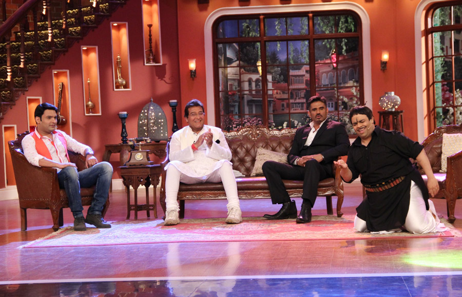 Sunil Shetty and Vinod Khanna with Kiku as Lachha and Kapil Sharma on the sets of Comedy Nights With Kapil