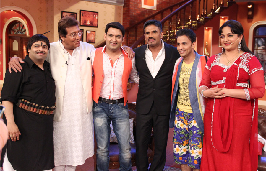 Sunil Shetty and Vinod Khanna with the whole cast of Comedy Nights With Kapil