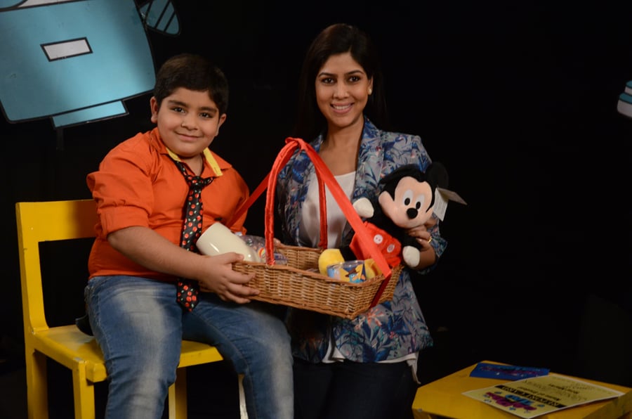 Sakshi gets a gift hamper from Captain Tiao