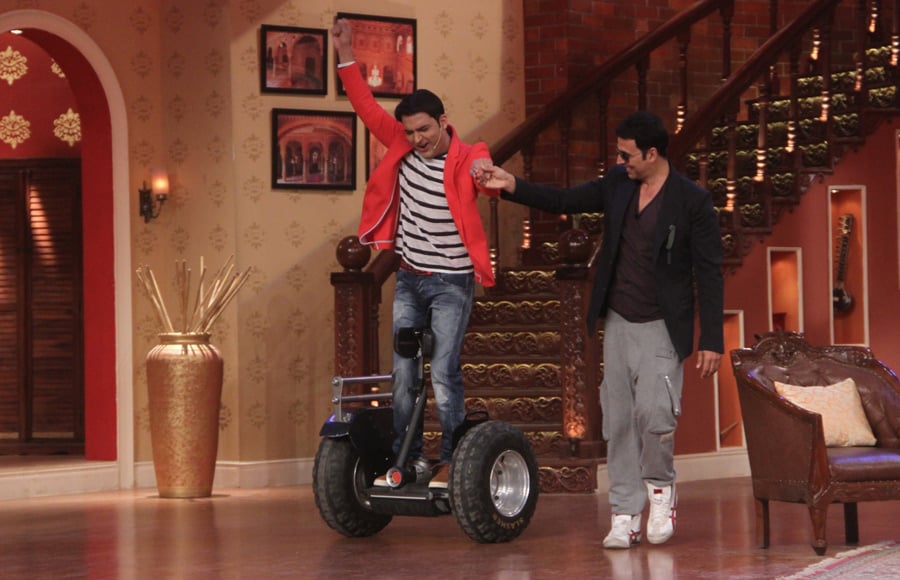  Akshay Kumar and Vipul Shah on the sets of Comedy Nights with Kapil