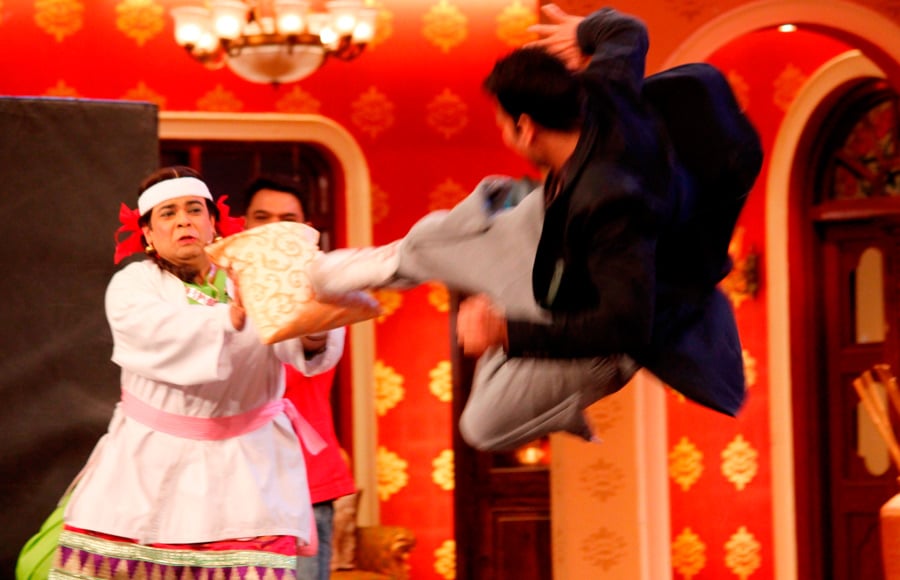  Akshay Kumar and Vipul Shah on the sets of Comedy Nights with Kapil