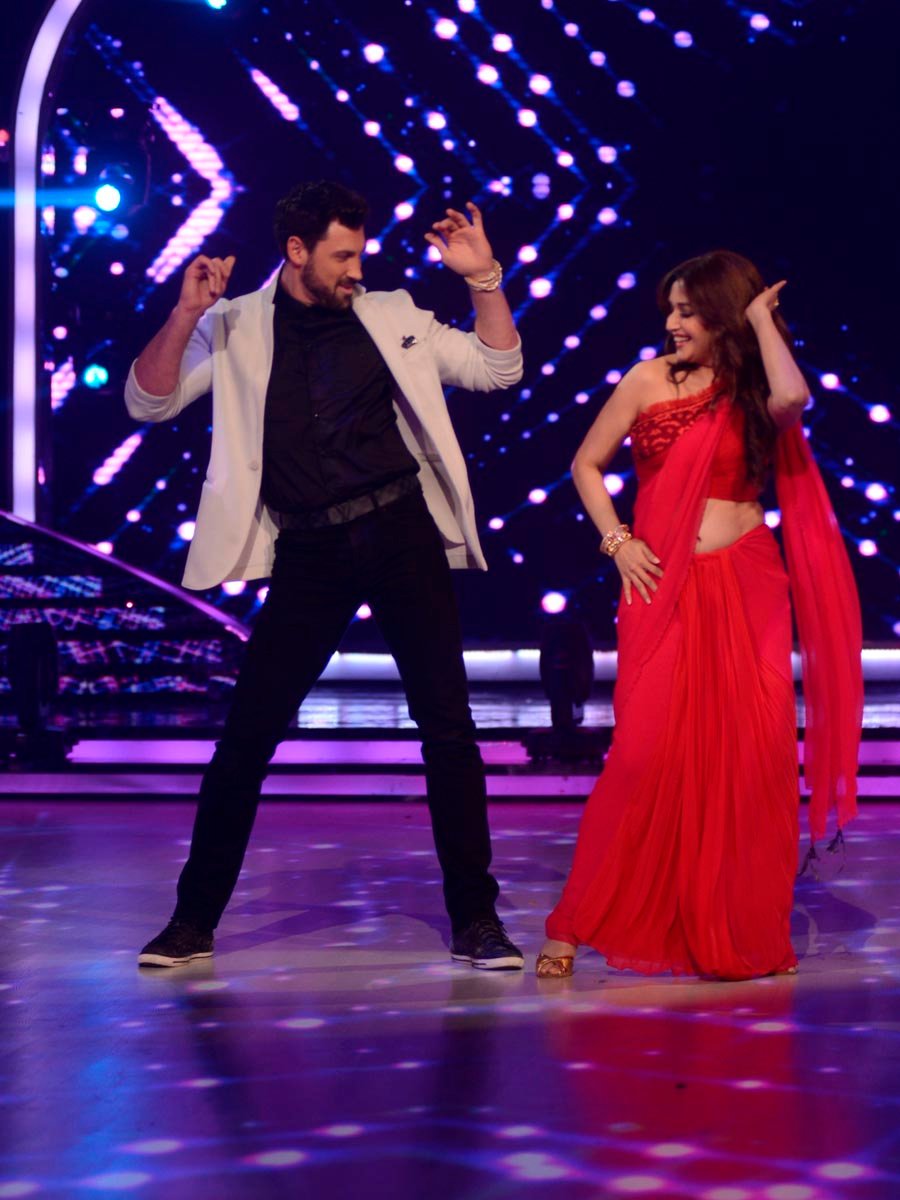  Maksim Chmerkovskiy danced with Madhuri Dixit on Jhalak Dikhhla Jaa 