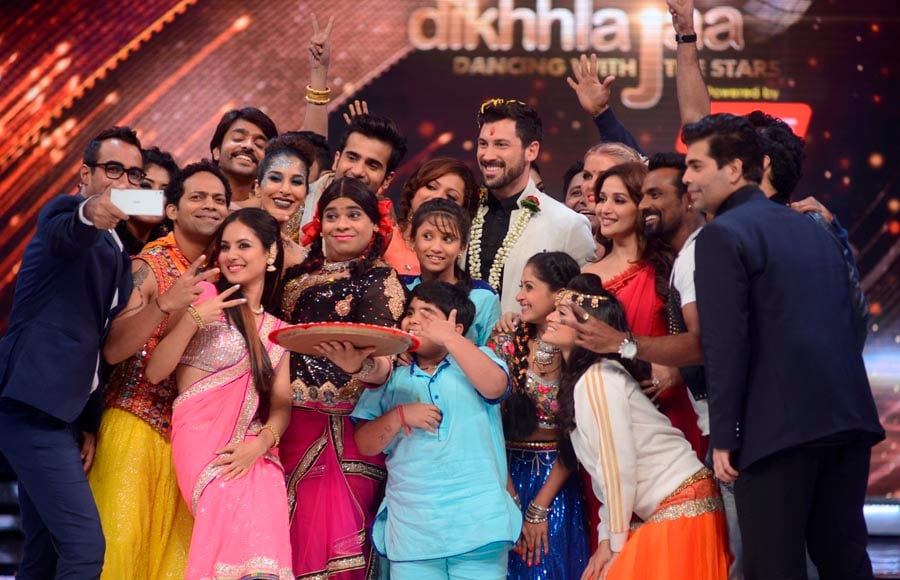  Selfie moment on the sets of Jhalak Dikhhla Jaa with the Jury and participants