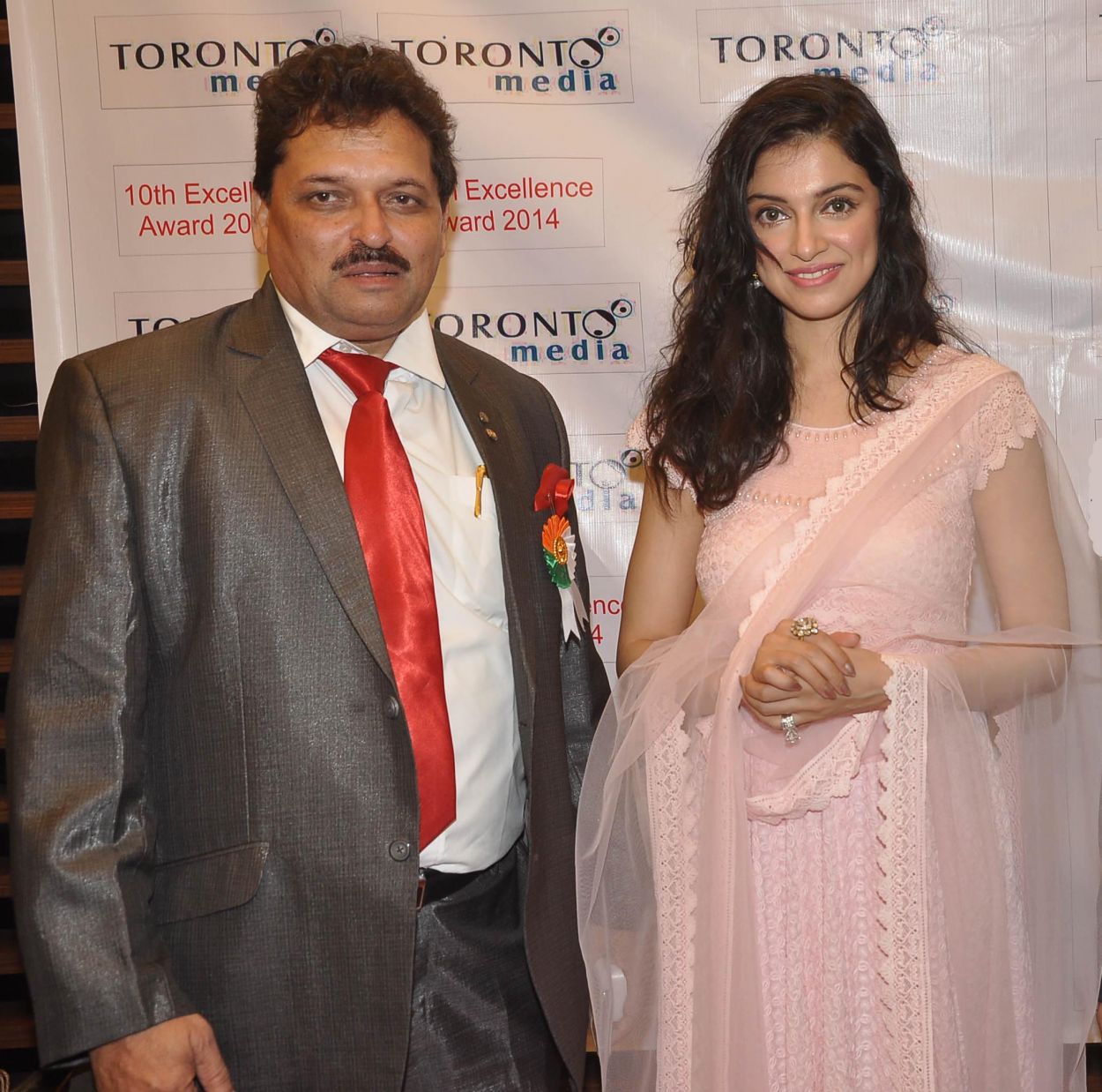 Dr. Satyendra Thakur (Organiser) & Divya Kumar Khosla at the '10th Excellence National Best Debutante Awards 2014'