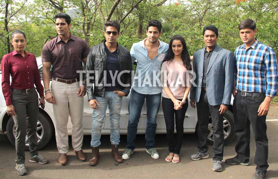 Sidharth and Shraddha with CID team