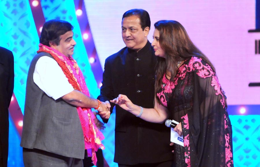 Nitin Ghadkari felicitated by Rana Kapoor and Poonam Dhillon