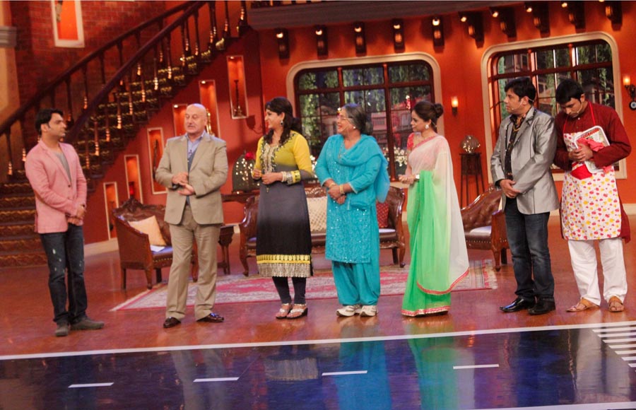 Anupam Kher with Comedy Nights With Kapil team